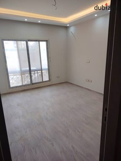 حصرى شقة اول سكن بكمبوند باراديس بجوار الجامعة الامريكية ومونتن فيو اكسيكتيف
