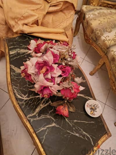 طقم صالون مذهب كامل بحالة ممتازة (كنبة + 3 كراسي + طاولات)