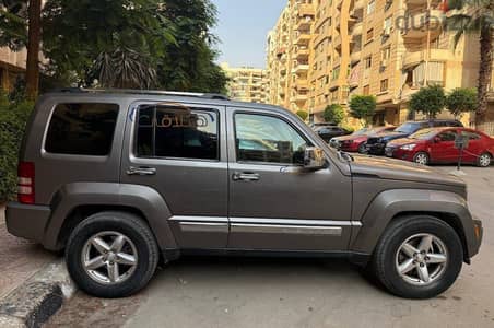 مطلوب سيارة jeep / Suv / chrysler  لا يشترط موديل حديث لمده ٦ شهور