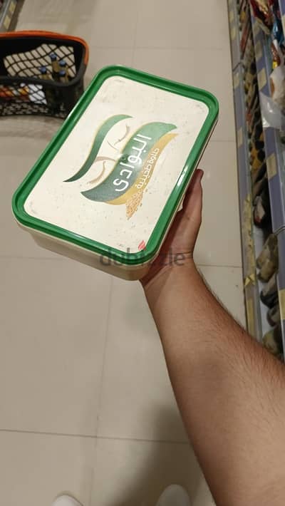 علبة حلاوة طحينيه من السوق الشرقي