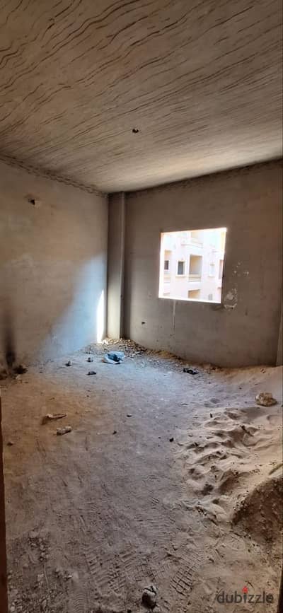 شقة للبيع في مدينة الشروق في المنطقة الرابعة نصف تشطيب