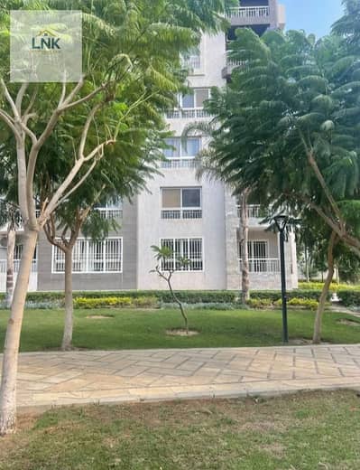 Ground floor apartment for sale with a private garden, 200 square meters + 80 square meter garden in B12. A very distinctive apartment overlooking a w