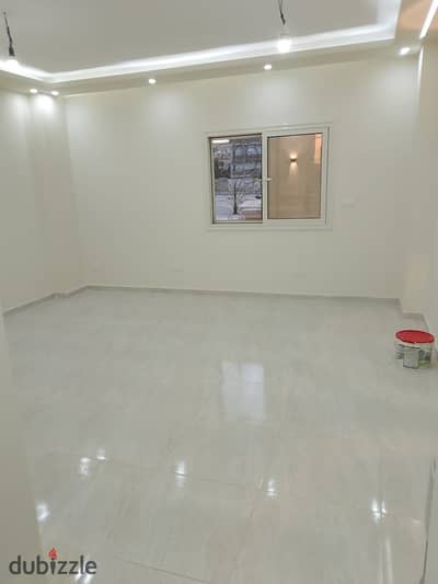 شقه ايجار في النرجس الجديدة ، بالمطبخ والتكيفات ، اول سكن ، على الشارع الرئيسي لشارع محور طلعت حرب