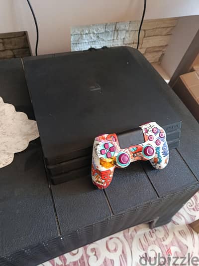 ps4 pro مع دراع اصلي و جميع الكابلات الأصلية و مساحة ١ تيرا