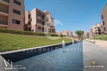 شقة ارضي بجنينة متشطبة بالتكييفات في فيفث سكويرمن المراسم بالجولدن سكوير علي بعد دقايق من الجامعة الامريكية  ودقايق من طريق السويس  في التجمع الخامس