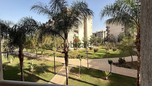شقه للبيع كاش 200 متر في b12 فيو وايد جاردن و الخدمات