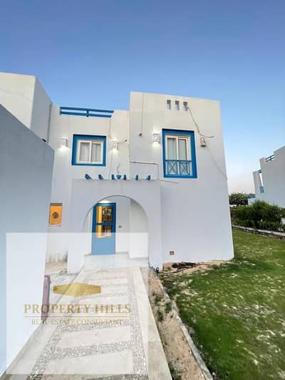 فيلا بسعر شاليه في ماوتن فيو رأس الحكمه - متشطبه و جاهزه علي السكن - صف اول علي البحر و اقساط تصل الي 10 سنين