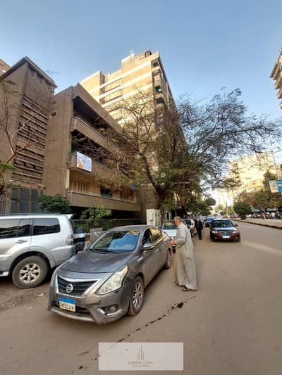 ارقي مواقع قلب العاصمة قطعة ارض مميزة في شارع مصدق الدقي مساحة 570 م مبني معه رخصة ازالة تصلح جميع الانشطة  دقائق الي وسط البلد برج القاهرة كوبري قصر النيل موقع هادي و راقي
