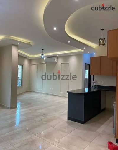 Apartment for rent in the First District - Fifth Settlement, with kitchen and air conditioning, overlooking South 90th Street and close to all services, ultra-super deluxe finishing