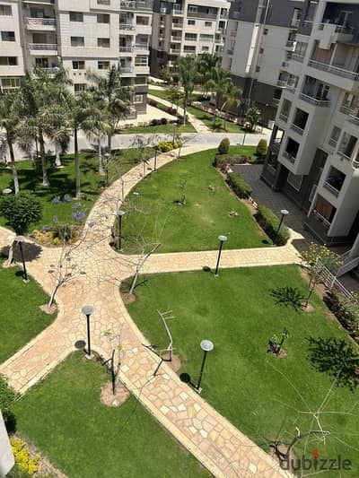 For sale: A great deal on a 165 sqm apartment in Madinaty, block B10. A prime location for both living and investment in Madinaty. Cash only, commercial price for a quick sale. Block 101. The apartment is ready for immediate occupancy.
