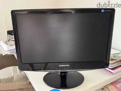 شاشة كمبيوتر سامسونج ١٩ بوصه LCD  ٥٠٠ جنيه
