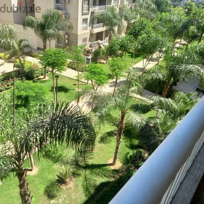 من المالك. شقة مفروشة للايجار. مدينتى . . B12. view narrow garden