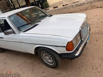 مرسيدس بنز 200 1977