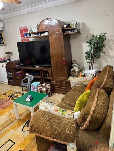 غرفة معيشه ٢ كنبه كبيره ١ كنبه صغيره بالمكتبه