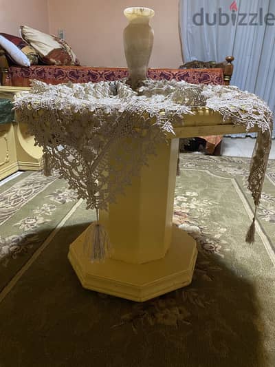 غرفة نوم مع ركنة وترابيزة خشب زان