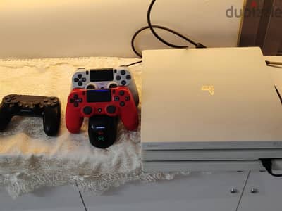 معدل PlayStation 4 Pro – 1TB نسخة خاصة + ألعاب كثيرة + 3 دراعات ه