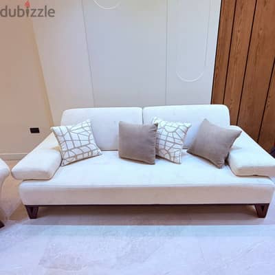 للبيع انتريه مودرن فاخر جديد زان احمر وقماش نجيب سليم