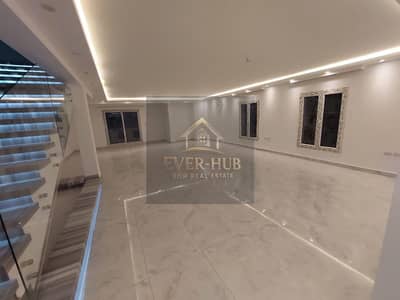 Middle Roof Villa for Rent | Mountain View Giza Plateau | Directly Facing Main Gate | Super Lux Finish | Fully North-Facing | Kitchen Cabinets | 3BR +