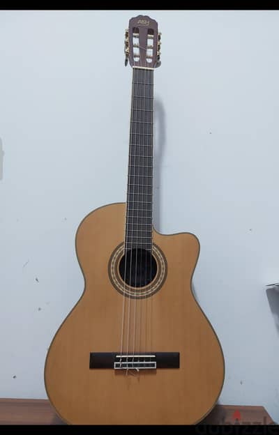 Used classical guitar in very good condition + capo and 5 guitar picks
