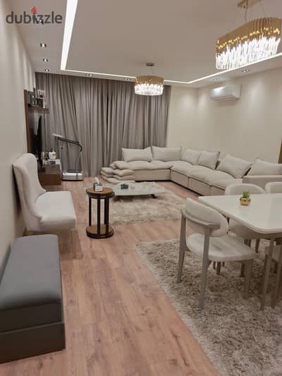 اول سكن شقة 3  نوم مفروشة مودرن مع حديقة خاصه  في باتيو أورو جاهزة لسكن Patio Oro by LA Vista
