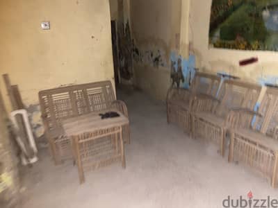كنبة وطرابيزة و ٥ كراسى