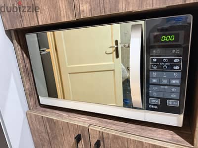 ميكروويف للبيع لدواعي السفر بحالة ممتازة