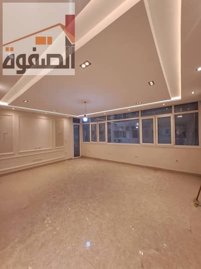 Apartment for sale, first occupancy, Zahraa El-Maadi, Ashgar Darana Compound, Saada Street, next to Carrefour and all brands, restaurants, and banks. A unique and upscale location.