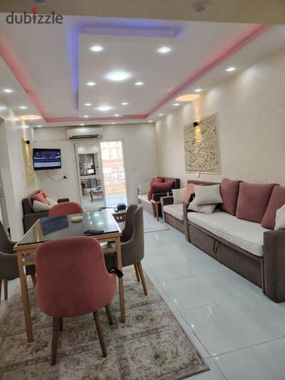For sale, ground-floor apartment with a garden, special finish, American kitchen in Gardenia City