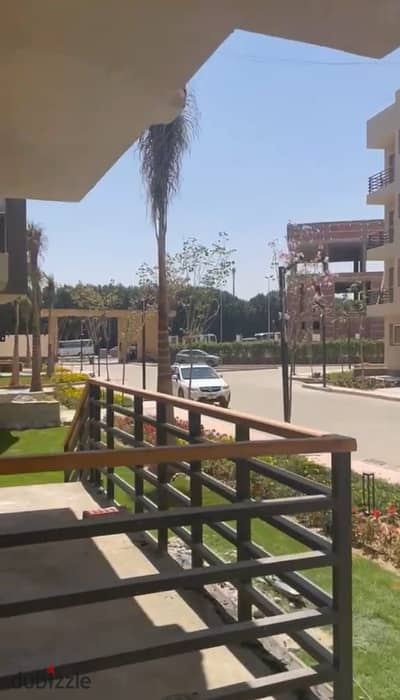 شقة للبيع في فلاورز بارك – القاهرة الجديدة  شقة 180 متر تشطيب كامل في موقع حيوي ومميز داخل Flowers Park، بجوار The American University in Cairo مباشرة