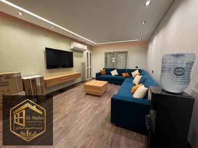 شقة 3 غرف اول سكن تشطيب و فرش فندقي للايجار بجانب الخدمات بالرحاب