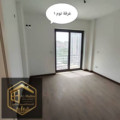 شقة 2 نوم للبيع في B8 - تقسيط بسعر الكاش - خطوات من نادي مدينتي