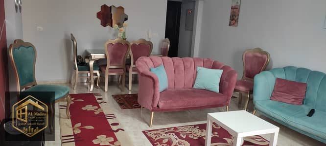 Apartment at the lowest price in the furnished market, Al-Rehab, with modern finishing, only 25 thousand. Excellent location, Al-Rehab 2, steps to the mall and essential services, 2 bedrooms, 1 bathroom, equipped with a private elevator.