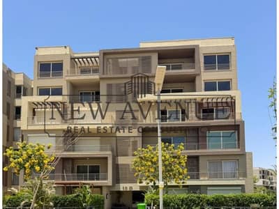 شقة كورنر متشطبة بالكامل للبيع فى هيلز نيو كايرو Palm Hills New Cairo فى موقع متميز ڤيو مفتوح على الڤيلات و يوجد  تكييفات جاهزة على الاستلام الفورى