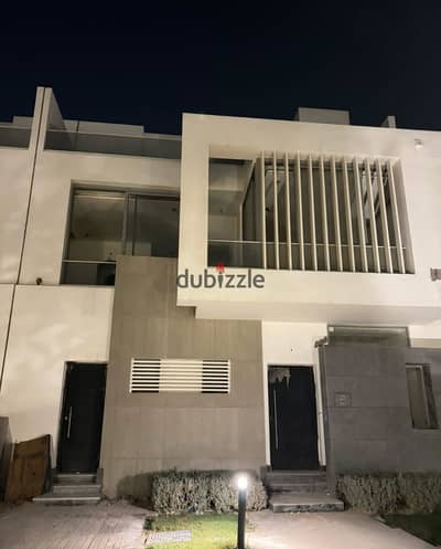 للبيع تاون هاوس استلام فوري متشطب بالتكيفات واسانسير كمبوند جولز علي البحيرة 6 اكتوبر توسعات شرقية