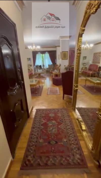 فرصه شقه للبيع بموقع مميز بمدينه نصر الحي التامن شارع مصطفي النحاس الرئيسي بها حصه بالارض وحصه بالجراج