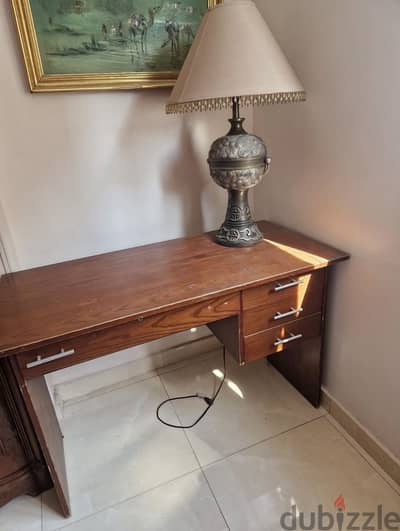 Office desk مكتب