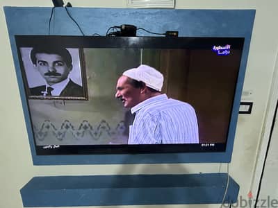شاشة سامسونج استعمال خفيف معاه الكرتونه بتعتها