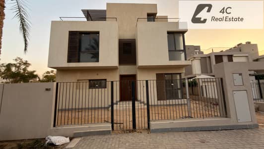 بأقل من سعر السوق فيلا ستاندالون بمساحة 245مترًا مربعًا  فيو على لاند سكيب يوجد حمام سباحة فى موقع متميز جدًا في سوديك إيست