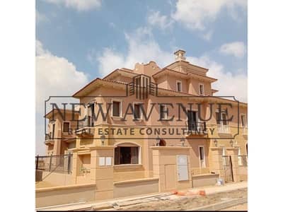 بدون اوڤر تاون هاوس كورنر وموقع مميز واشتراك نادى ڤيو مساحات خضراء فى  uptown cairo