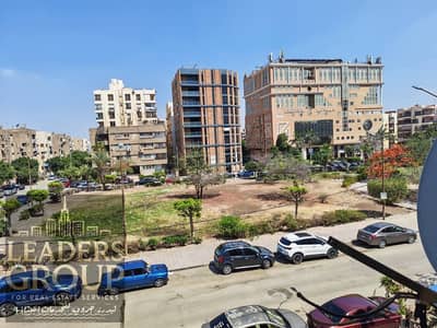 شقة للإيجار شيراتون شارع جاد الحق أمام فلوريدا مول على بُعد 25 متر من شارع المشير أحمد إسماعيل فيو رائع