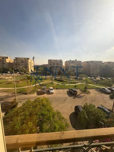للبيع شقة 233م في اتقان بيفرلي هيلز الشيخ زايد، 3 غرف نوم منهم ماستر، ريسبشن 60م، تشطيب فاخر، دور ثاني، جاهزة للسكن بإطلالة مميزة