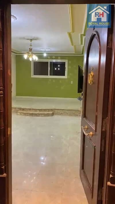 شقه 90م للتمليك شارع محمود امين من ش مسجد الامانة سوق السيراميك قرب مزلقان العشرين عين شمس
