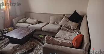 ركنة قطعتين حرف L لون بيج و ترابيزة مربعه