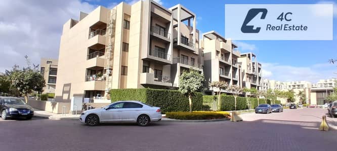 للبيع فيلا بنتهاوس في فيفث سكوير المراسم شارع التسعين الجنوبي منطقة الجولدن سكوير جاهزة ع السكن بالمطبخ والتكيفات اقل سعر بالماركت