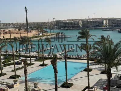 شالية فندقي علي المارينا مباشرة بالفرش والاجهزه بالكامل للبيع في ڤيدا مراسي Vida Marassi