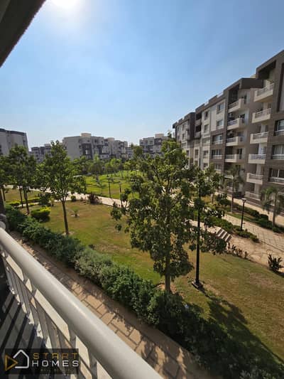Apartment for sale in Madinaty B12, 211 sq m, 4 rooms, in a prime location directly opposite services (medical center, wholesale market, pharmacy, and
