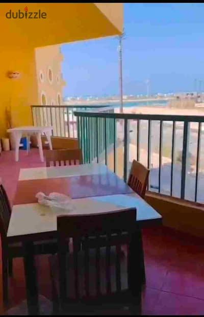 في قلب بورتو مارينا. . شاليه فخم بإطلالة مزدوجة (بحر وبحيرة) للإيجار اليومي! 