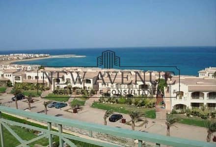 للبيع شاليه لافيستا 1 السخنة 2 نوم مفروش بالكامل بالتكييفات والمطبخ مع روف 100م وإطلالة بانورامية ساحرة مباشرة على البحر