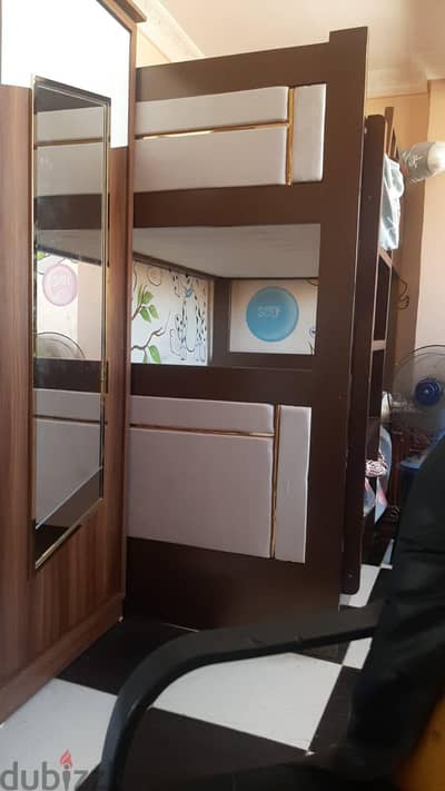 تلت سراير ودولاب بمراتبهم الطبيه