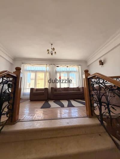Duplex for rent in the first neighborhood, semi-furnished, residential only, with private entrance and front and back garden.